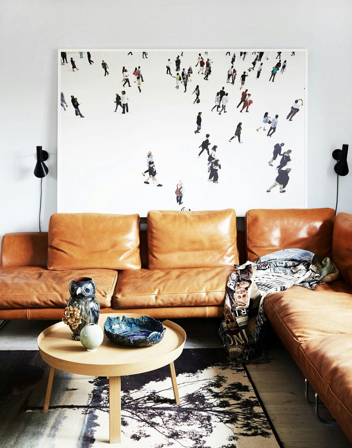 Fremkall bildene i XXL Koselig stue med skinnsofa of kunst på veggen